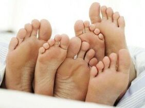 pés saudáveis ​​após tratamento de fungos entre os dedos